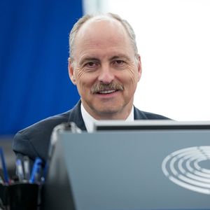 Klaus Welle, chrétien-démocrate allemand de 59 ans, a été secrétaire général du Parlement européen de mars 2009 à décembre 2022. Il avait été auparavant chef de cabinet du président de l'Assemblée, Hans-Gert Pöttering (PPE, chrétien-démocrate). Il est aujourd'hui au centre Martens, le think tank du PPE.