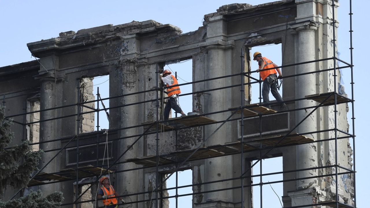 Des ouvriers du bâtiment dans un immeuble de Marioupol, en août 2023.
