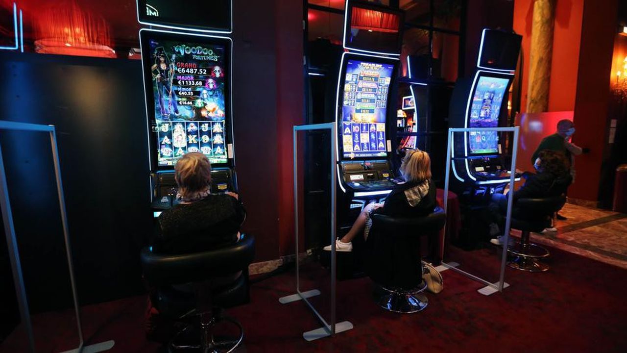 La reprise se confirme pour les casinos, particulièrement pénalisés lors de la crise sanitaire. Le produit brut des jeux des opérateurs a atteint le montant record de 2,7 milliards d'euros au terme de leur exercice 2022-2023 (+8,1 %).