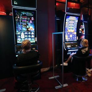 La reprise se confirme pour les casinos, particulièrement pénalisés lors de la crise sanitaire. Le produit brut des jeux des opérateurs a atteint le montant record de 2,7 milliards d'euros au terme de leur exercice 2022-2023 (+8,1 %).