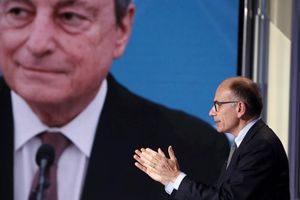 En 2022, le secrétaire général du Parti démocrate italien Enrico Letta face au Premier ministre italien Mario Draghi.