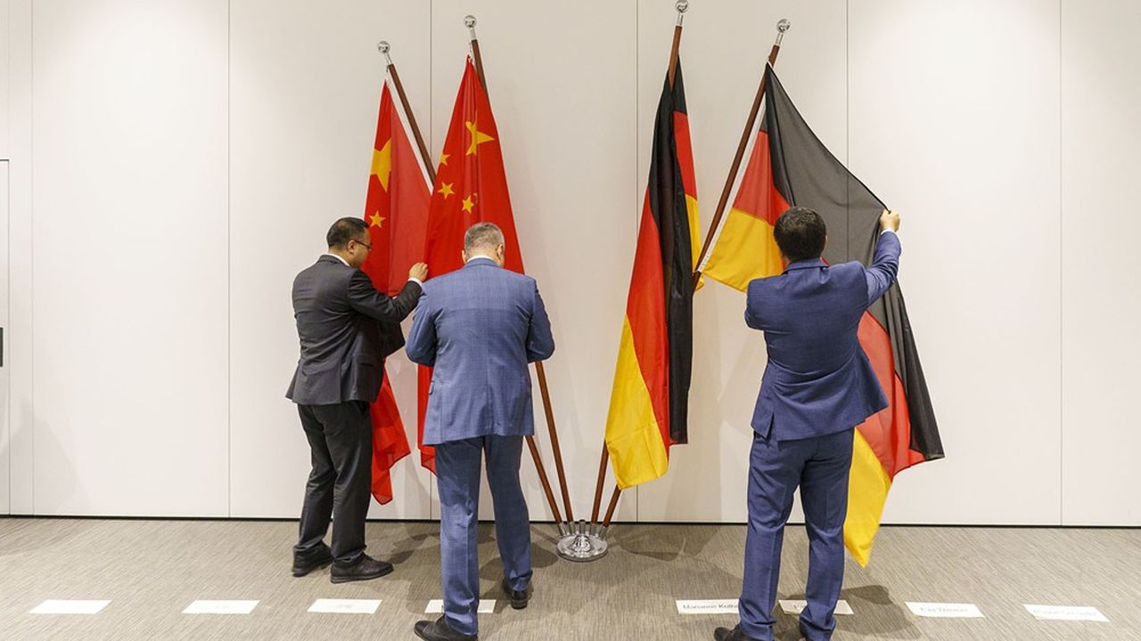 Préparation des drapeaux allemands et chinois lors d'une rencontre cet automne. La Chine est le premier partenaire commercial de l'Allemagne devant les Etats-Unis.