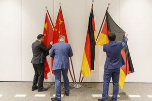 Préparation des drapeaux allemands et chinois lors d'une rencontre cet automne. La Chine est le premier partenaire commercial de l'Allemagne devant les Etats-Unis.
