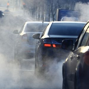 L'UE a échoué à réduire comme elle le souhaitait les émissions de carbone des voitures à moteur thermique, explique la Cour des comptes européenne