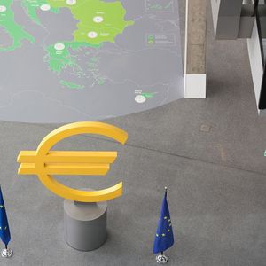 Contrairement à la Fed ou à la Banque d'Angleterre, la Banque centrale européenne doit faire face aux gouvernements des 20 Etats qui constituent la zone euro.