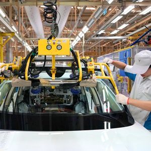 Les surcapacités de production chinoises devraient faire baisser les coûts de fabrication des voitures électriques.