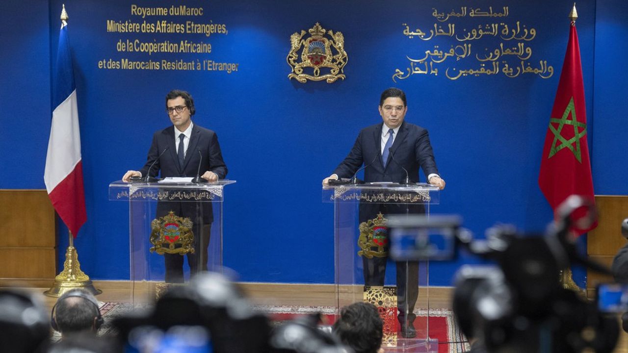 Stéphane Séjourné et son homologue marocain, Nasser Bourita, à Rabat le 26 février. Le ministre français a annoncé veiller « personnellement » à la relance de la relation franco-marocaine.