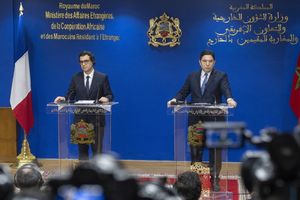 Stéphane Séjourné et son homologue marocain, Nasser Bourita, à Rabat le 26 février. Le ministre français a annoncé veiller « personnellement » à la relance de la relation franco-marocaine.