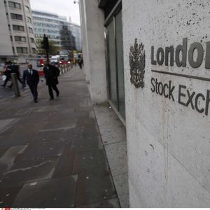L'indice FTSE 100, principal indicateur de la Bourse de Londres, a ouvert sur un nouveau record historique mardi, propulsé par un apaisement des tensions géopolitiques et par l'espoir de baisses de taux d'intérêt au Royaume-Uni.