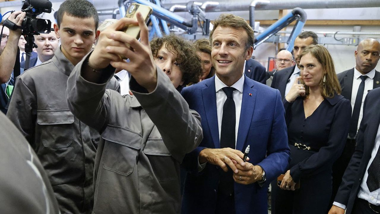Emmanuel Macron ne fait plus recette chez les jeunes (photo : lors d'une visite d'un lycée professionnel aux Sables-d'Olonne)
