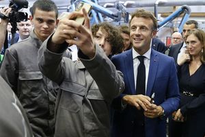 Emmanuel Macron ne fait plus recette chez les jeunes (photo : lors d'une visite d'un lycée professionnel aux Sables-d'Olonne)