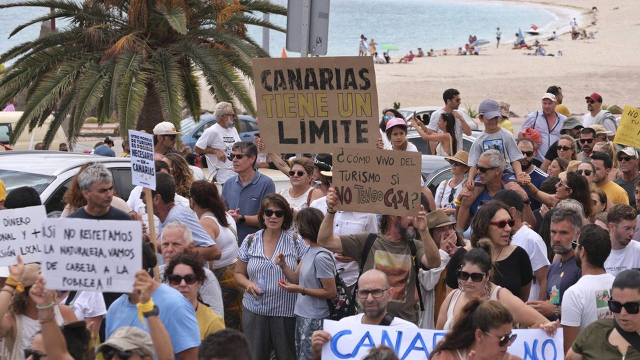 Sur l'île de Fuerteventura, dans l'archipel des Canaries, les habitants protestent contre la saturation touristique et l'impossibilité d'accéder au logement.