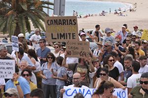 Sur l'île de Fuerteventura, dans l'archipel des Canaries, les habitants protestent contre la saturation touristique et l'impossibilité d'accéder au logement.