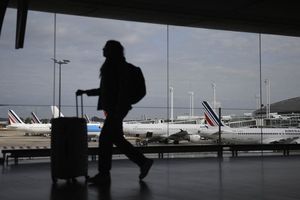 Selon une première estimation, la grève des contrôleurs aériens, ce jeudi, pourrait se traduire par l'annulation de 75 % des vols à Orly et 65 % à Roissy-CDG.