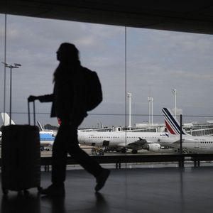La grève des contrôleurs aériens, ce jeudi, devrait se traduire par l'annulation de 75 % des vols à Orly et 65 % à Roissy-CDG et à Marseille.