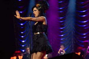 Marisa Abela empoigne à bras-le-corps le rôle d'Amy Winehouse.