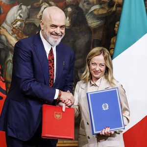 La Première ministre italienne, Giorgia Meloni, a signé un accord avec son homologue albanais, Edi Rama, pour externaliser en Albanie une partie de la gestion des arrivées de migrants en Italie.