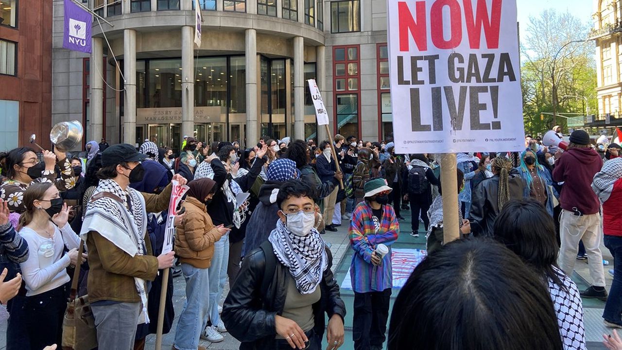Les manifestations se sont étendues, comme lundi 22 avril après-midi devant la NYU Stern School of Business, à Manhattan.