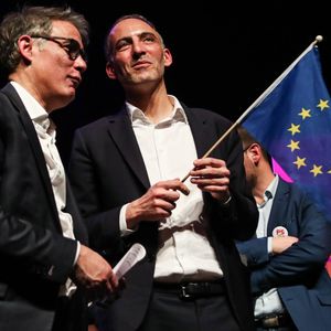 Le premier secrétaire du Parti socialiste français, Olivier Faure, et le leader de Place publique et tête de liste du PS pour les élections européennes de juin, Raphaël Glucksmann, lors d'une réunion de campagne à Sotteville-les-Rouen.