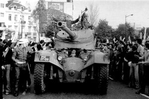 Le Portugal fête le cinquantième anniversaire de la révolution des oeillets du 25 avril 1974, menée par des jeunes militaires la fleur au fusil dans les rues de Lisbonne.