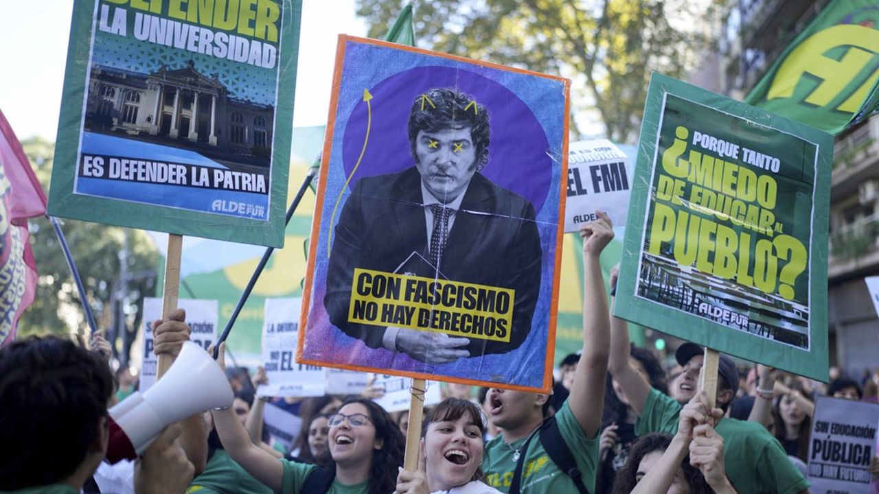 « Défendre l'université, c'est défendre la patrie » ou « Pourquoi avoir peur d'éduquer le peuple ? » affichent les pancartes de ces manifestants à Buenos Aires, le 23 avril.