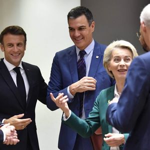 Emmanuel Macron à Bruxelles avec Olaf Scholz, Pedro Sanchez et Ursula von der Leyen. Face aux ratés du moteur franco-allemand, Paris a développé des partenariats avec d'autres pays.