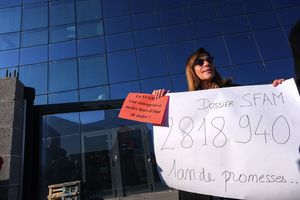 Des clients du groupe Indexia manifestent régulièrement devant le siège, à Romans-sur-Isère, pour obtenir le remboursement des prélèvements effectués sur leur compte bancaire.