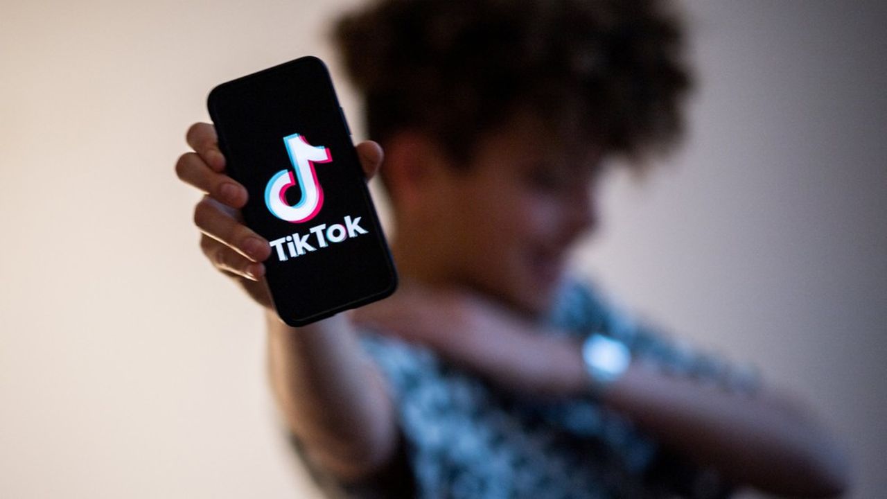 Déjà considéré comme l'une des applications dont le design et les algorithmes poussent ses utilisateurs à y passer le plus de temps, TikTok, avec cette fonctionnalité, encourageait aux « comportements addictifs » selon les accusations de Bruxelles. 