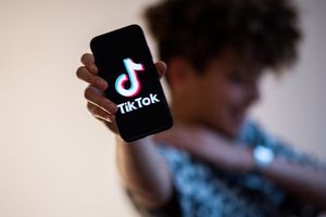 Déjà considéré comme l'une des applications dont le design et les algorithmes poussent ses utilisateurs à y passer le plus de temps, TikTok avec cette fonctionnalité encourageait aux « comportements addictifs » selon les accusations de Bruxelles.