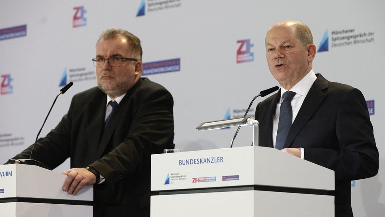 Le chancelier allemand Olaf Scholz avec le président de la Fédération des industries allemandes, Siegfried Russwurm, lors d'un sommet à Munich en mars 2024.