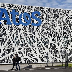 Atos a évoqué la baisse de son activité, avec un repli de ses ventes de 11 % au premier trimestre, et les « conditions de marché actuelles », pour justifier ce besoin de réajuster son plan d'affaire.