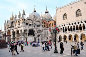 Touristes sur la place Saint-Marc à Venise