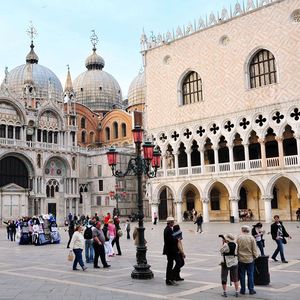 Touristes sur la place Saint-Marc à Venise