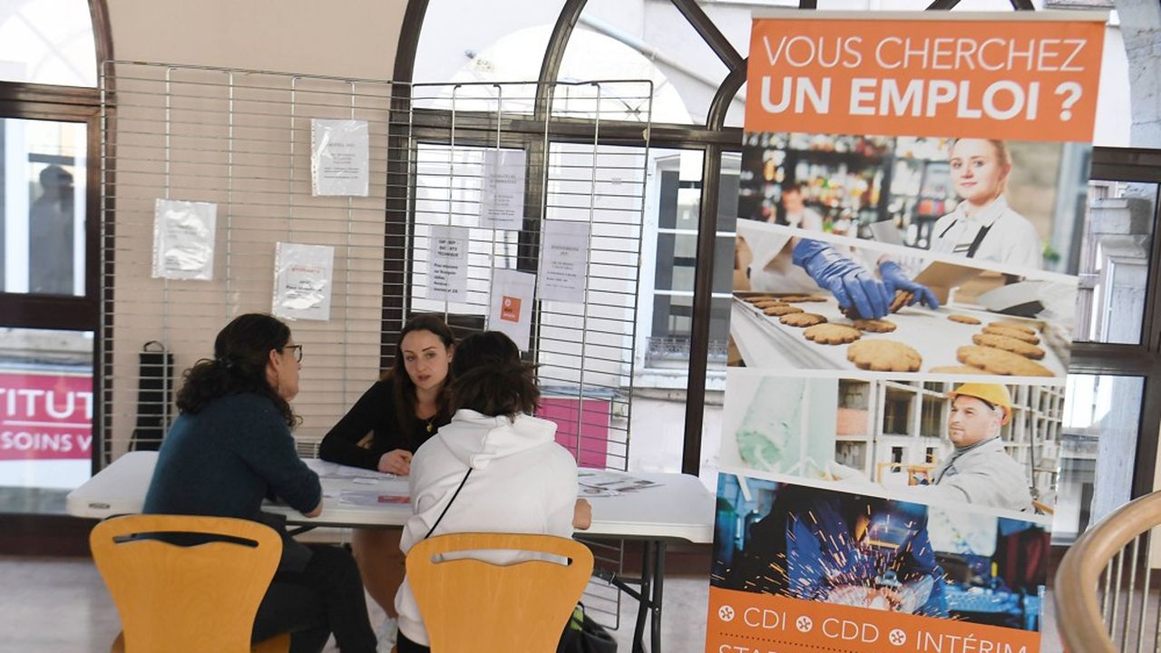 Le chômage des jeunes de moins de 25 ans a continué d'augmenter en France métropolitaine au premier trimestre, même si la hausse est moins rapide que fin 2023 (Photo d'illustration : lors d'une journée Job d'été pour les jeunes à Bourgoin-Jallieu le 20 mars 2024).