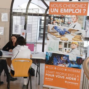Le chômage des jeunes de moins de 25 ans a continué d'augmenter en France métropolitaine au premier trimestre, même si la hausse est moins rapide que fin 2023 (Photo d'illustration : lors d'une journée Job d'été pour les jeunes à Bourgoin-Jallieu le 20 mars 2024).