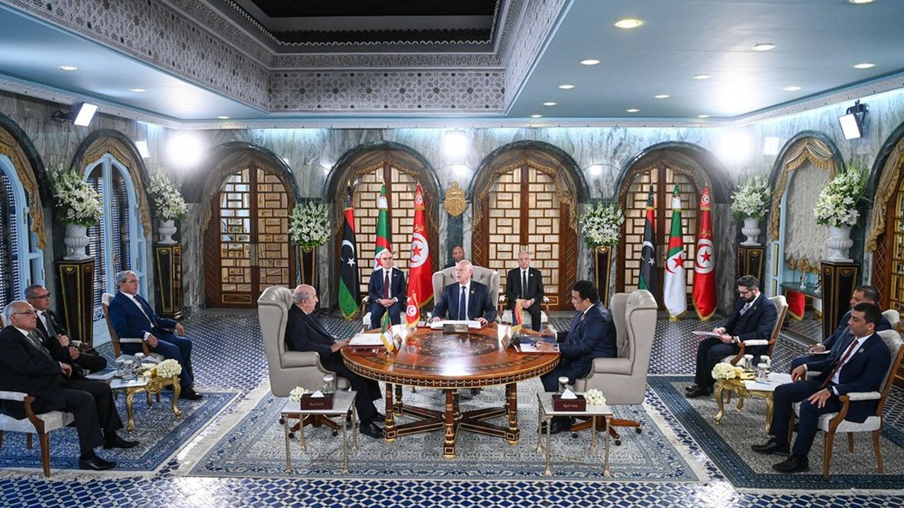 Lundi, à Tunis, le président tunisien Kaïs Saïed (au centre) a réuni autour de la table son homologue algérien Abdelmadjid Tebboune (à gauche) et le chef du Conseil présidentiel libyen Mohammed Al Menfi.