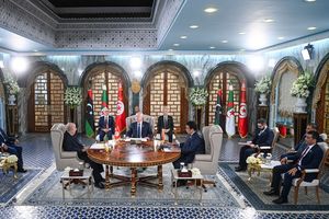 Lundi, à Tunis, le président tunisien Kaïs Saïed (au centre) a réuni autour de la table son homologue algérien Abdelmadjid Tebboune (à gauche) et le chef du Conseil présidentiel libyen Mohammed Al Menfi.