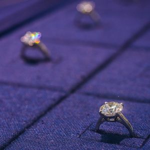 De Beers a vu son hégémonie sur le marché fondre depuis la fin des années 1980, mais représente toujours 30 % de la production mondiale de diamant brut.