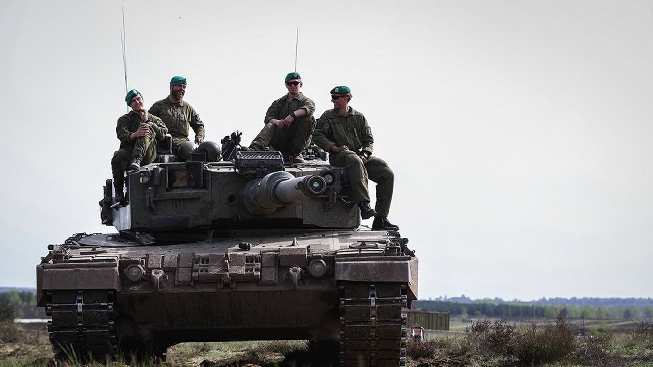 Un char allemand Leopard 2 en action durant un exercice militaire de l'Otan, au printemps 2024 en Allemagne.