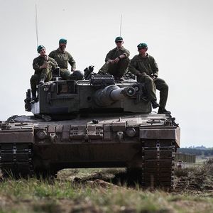 Un char allemand Leopard 2 en action durant un exercice militaire de l'Otan au printemps 2024.