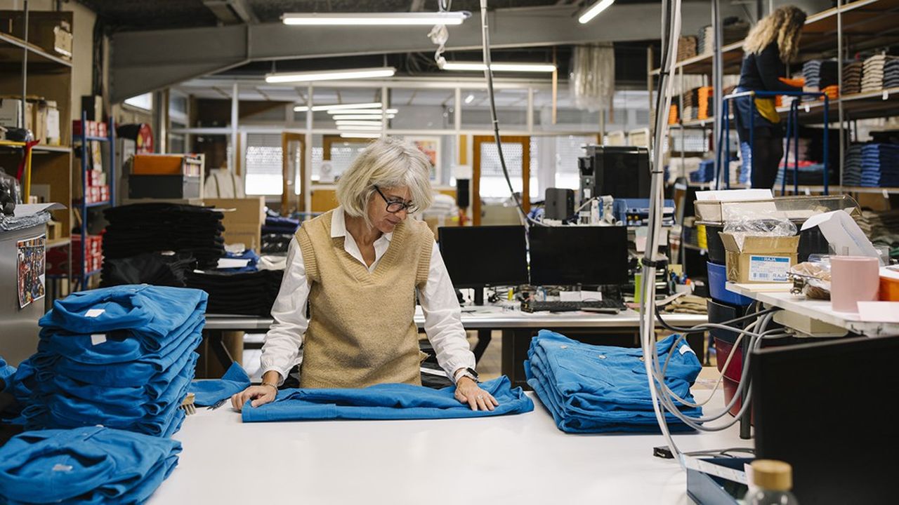 Dans l'usine Le Laboureur à Digoin, en Saône-et-Loire, qui fabrique des vêtements de travail depuis plus de soixante ans (ici : la veste Coltin).