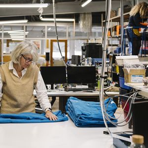 Dans l'usine Le Laboureur à Digoin, en Saône-et-Loire, qui fabrique des vêtements de travail depuis plus de soixante ans (ici : la veste Coltin).