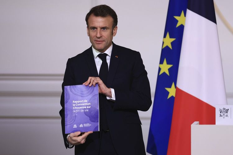 Emmanuel Macron le 3 avril 2023 pose avec le rapport de la Convention citoyenne sur la fin de vie.