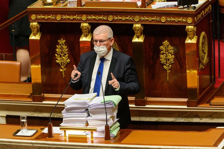 Olivier Falorni avait déposé sur le pupitre à la tribune de l'Assemblée les quelque 3.000 amendements à sa proposition de loi pour « une fin de vie libre et choisie », dont 2.000 déposes par 5 députés LR.