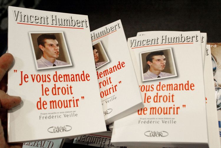 Des exemplaires du livre « Je vous demande le droit de mourir » de Vincent Humbert, un jeune homme devenu tétraplégique, muet et aveugle, à la suite d'un accident.