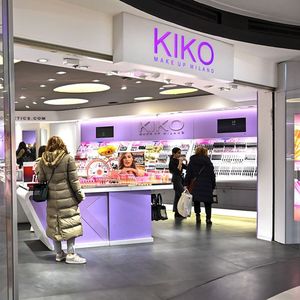 Kiko est une entreprise mondiale de cosmétiques disposant d'un réseau de vente de 1.100 magasins dans 66 pays.