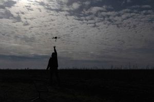 Un soldat ukrainien attrape un drone sur la ligne de front, dans la région de Donetsk, le 24 avril 2024.