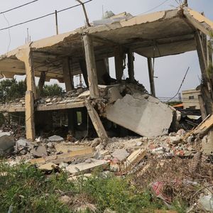 Cette photo prise le 25 avril 2024 montre un bâtiment détruit lors d'une frappe israélienne à Alma al-Shaab, au Liban.