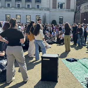 Les étudiants contestataires de Columbia University se réunissent au milieu du campement, sur la pelouse du campus, pour scander des slogans.