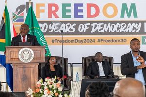 Le président sud-africain Cyril Ramaphosa donne un discours samedi lors du trentième anniversaire des premières élections multiraciales du pays.